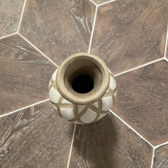 cream and tan ceramic vase - Picture 2 of 4